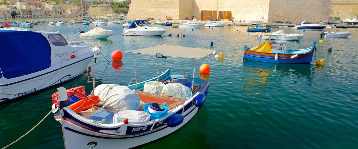 Kalkara que incluye una bahía o puerto y una ciudad costera