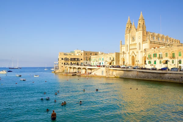 Balluta Bay mit einem historische Architektur, Bucht oder Hafen und Küstenort