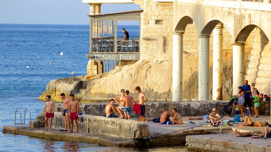 Balluta Bay mit einem historische Architektur sowie große Menschengruppe