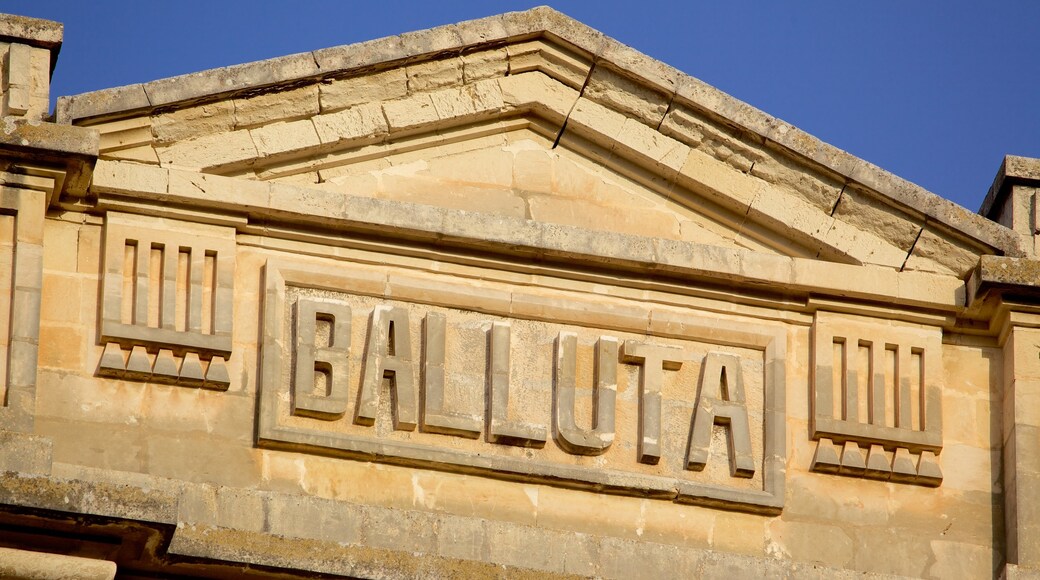 Baia di Balluta mostrando segnaletica e architettura d\'epoca