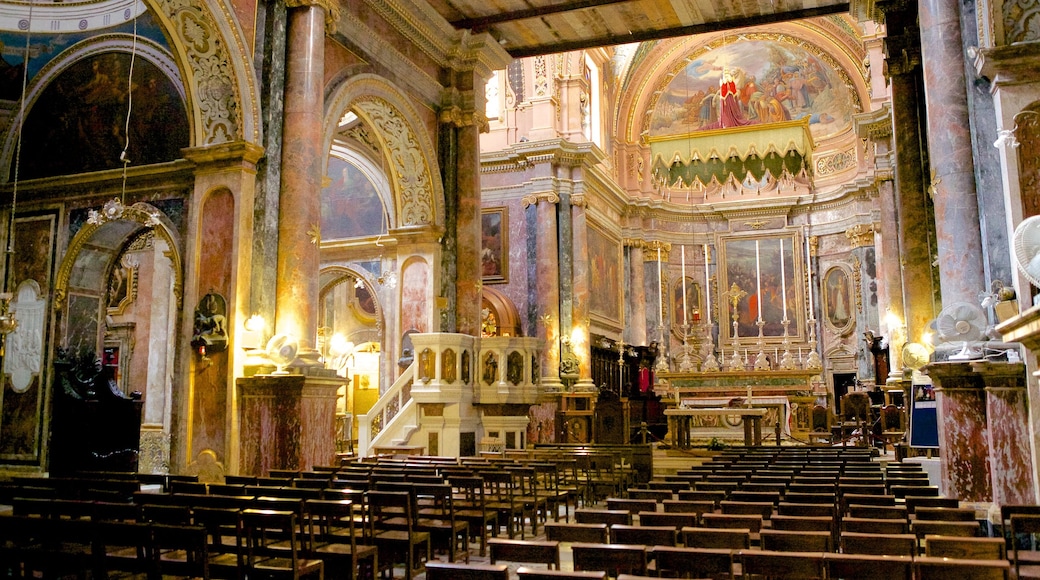 Iglesia Colegiata del Naufragio de San Pablo que incluye vistas de interior, arquitectura patrimonial y aspectos religiosos