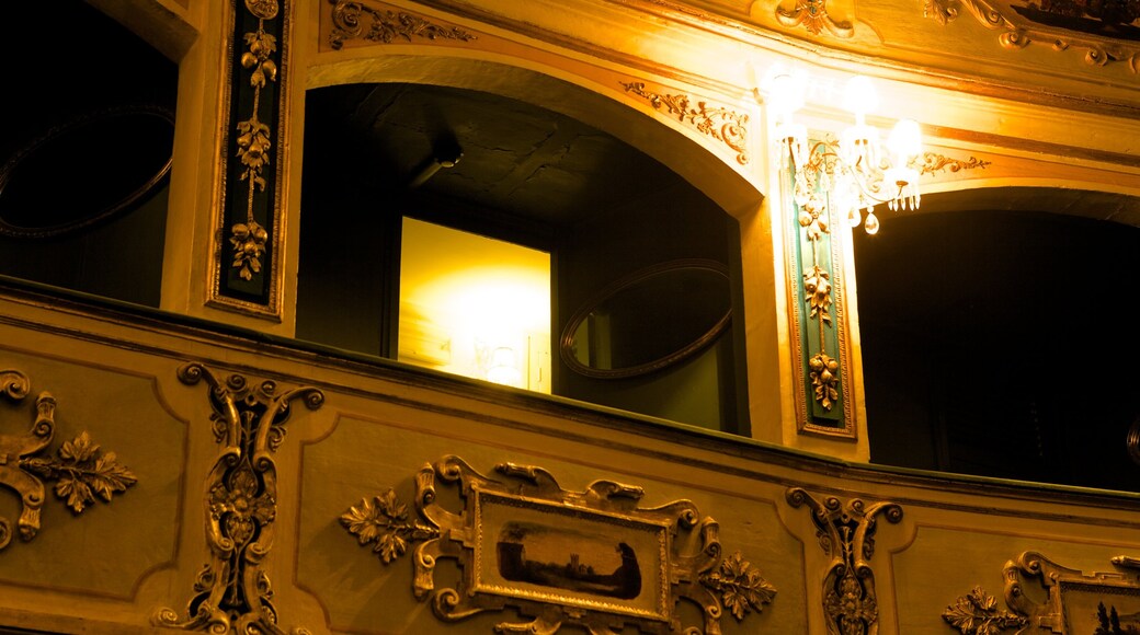 Teatro Manoel mostrando arquitetura de patrimônio, vistas internas e cenas de teatro