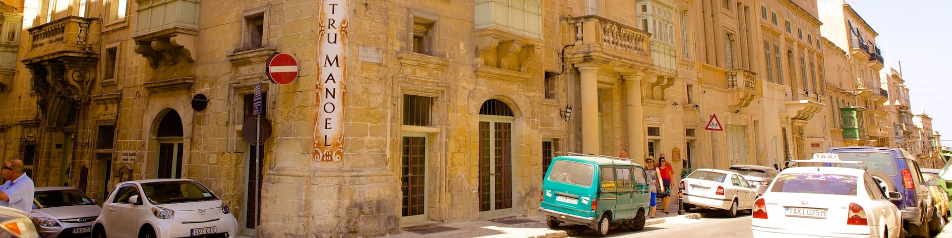 Manoel Theatre showing street scenes and heritage architecture