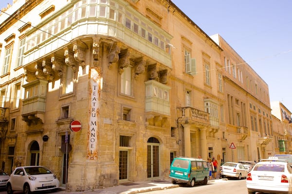 Théâtre Manoel montrant scènes de rue et patrimoine architectural