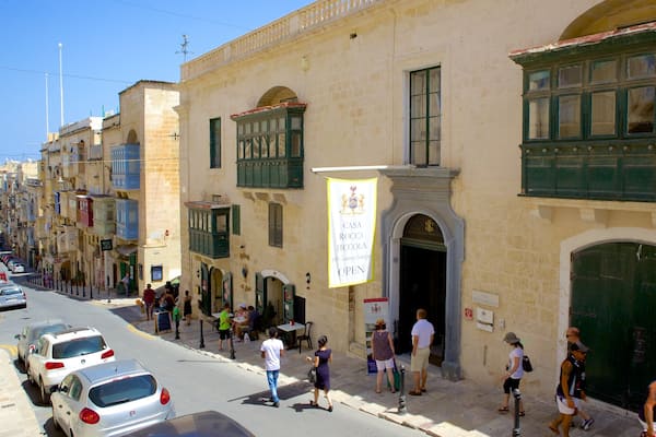 Casa Rocca Piccola qui includes petite ville ou village, scènes de rue et patrimoine architectural