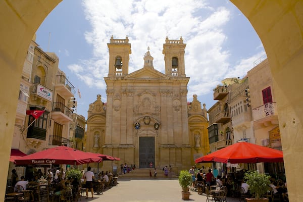 Basílica de San Jorge ofreciendo patrimonio de arquitectura, elementos religiosos y una iglesia o catedral