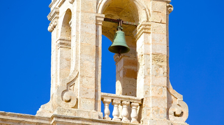 Selmun Palace che include castello o palazzo e architettura d\'epoca