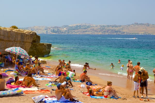 Plage de Bugibba montrant plage aussi bien que important groupe de personnes