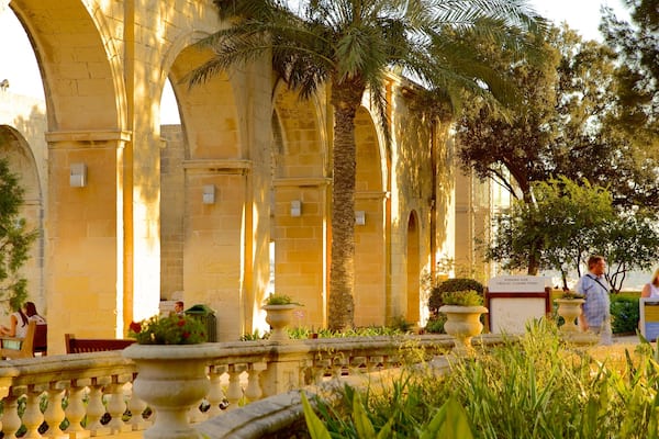 Jardin supérieur de Barrakka mettant en vedette patrimoine architectural et parc