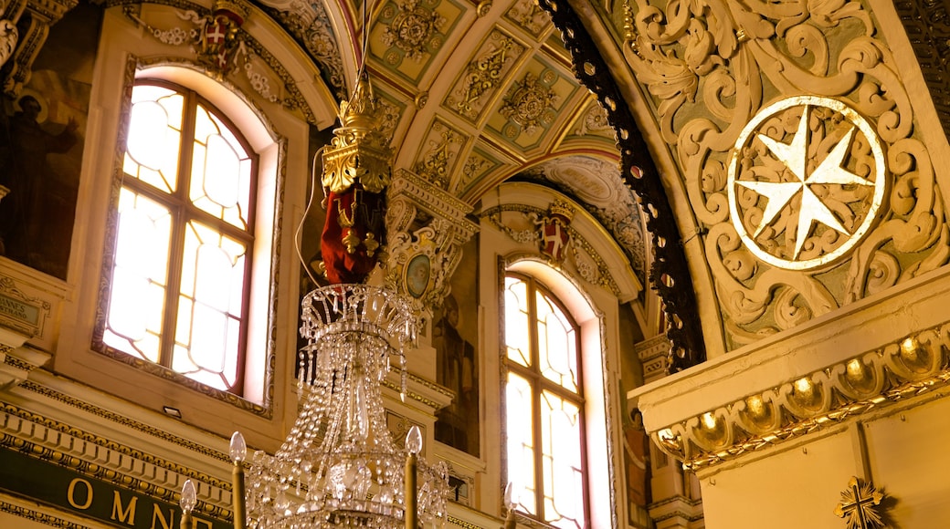 Malta que inclui uma igreja ou catedral, arquitetura de patrimônio e vistas internas