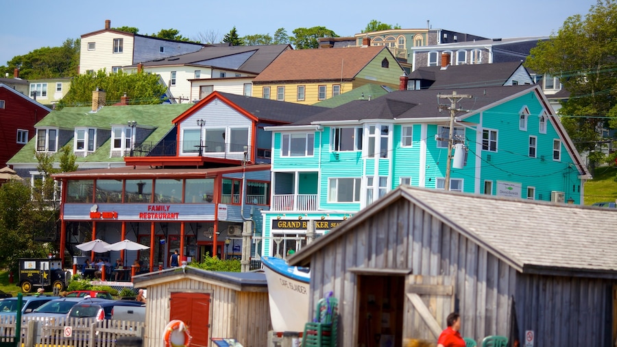 Lunenburg que incluye una casa
