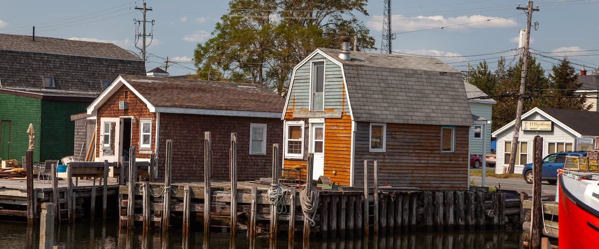 Fisherman\'s Cove que incluye una bahía o puerto y una casa