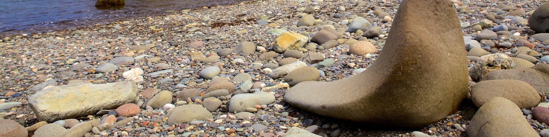 Smuggler\'s Cove showing a pebble beach and rocky coastline