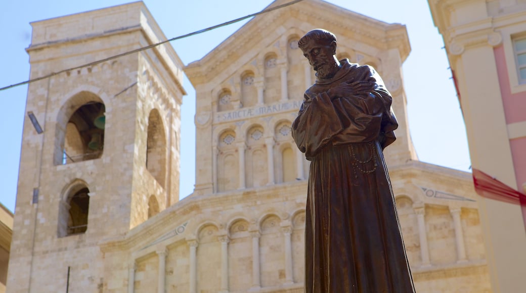 Catedral de Santa María del Castillo ofreciendo elementos religiosos, una estatua o escultura y patrimonio de arquitectura