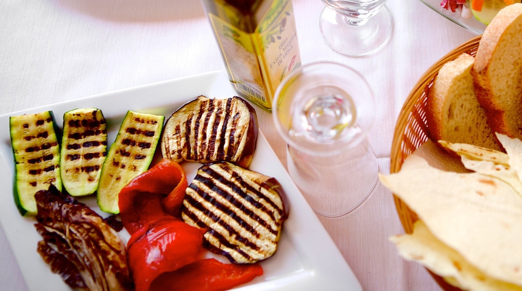 Porto Istana showing food