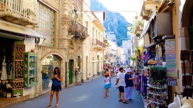 Messina featuring street scenes as well as a large group of people