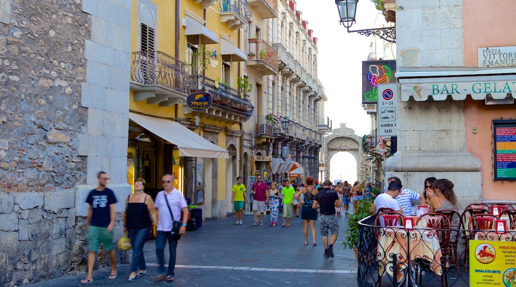 Messina Provinz mit einem Straßenszenen sowie große Menschengruppe