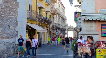 Messina featuring street scenes as well as a large group of people