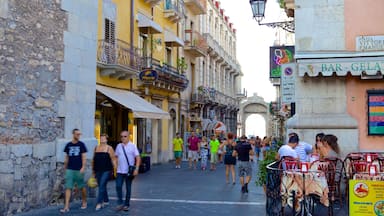 Messina featuring street scenes as well as a large group of people