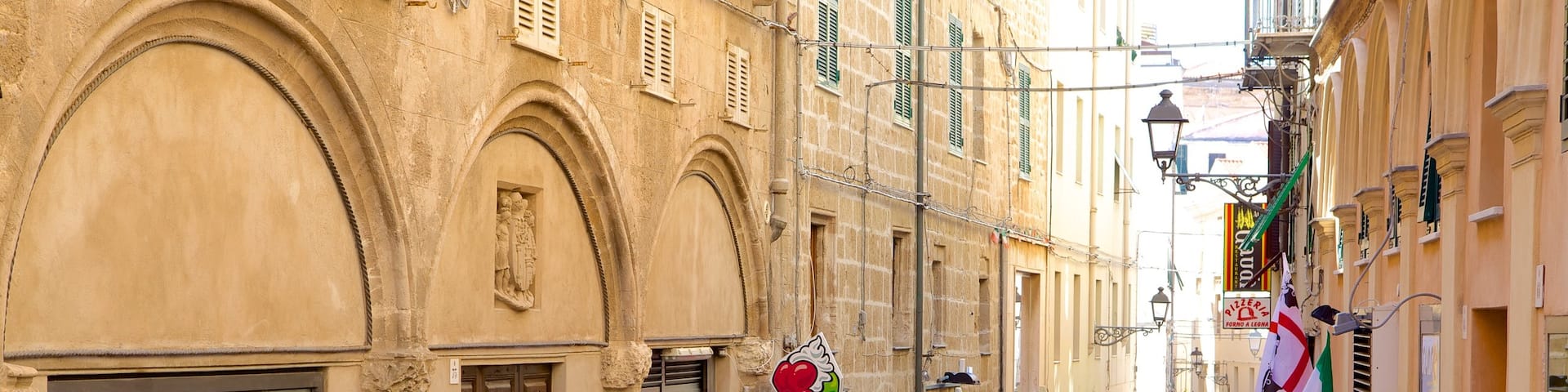 Alghero, nördliches Sardinien welches beinhaltet StraĂenszenen