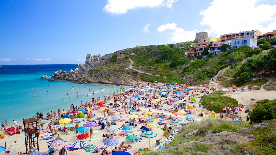 Santa Teresa di Gallura som visar en strand såväl som en stor grupp av människor