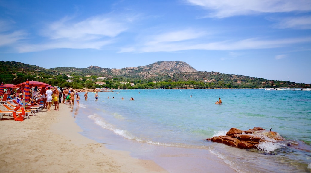 Porto Istana showing a sandy beach