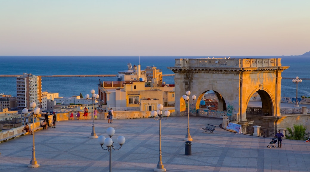 Bastione di San Remo mostrando architettura d\'epoca, vista della costa e piazza