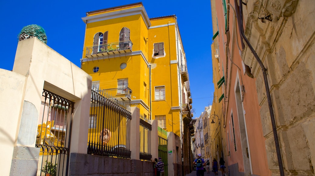 Cagliari joka esittää pieni kaupunki tai kylä, vanha arkkitehtuuri ja katunäkymät