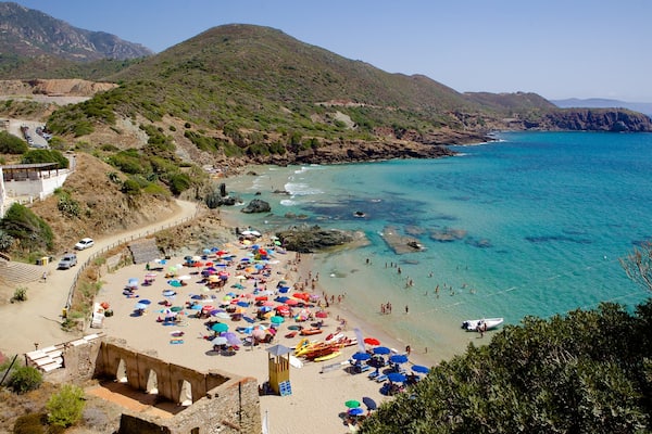 Porto Flavia mit einem Strand