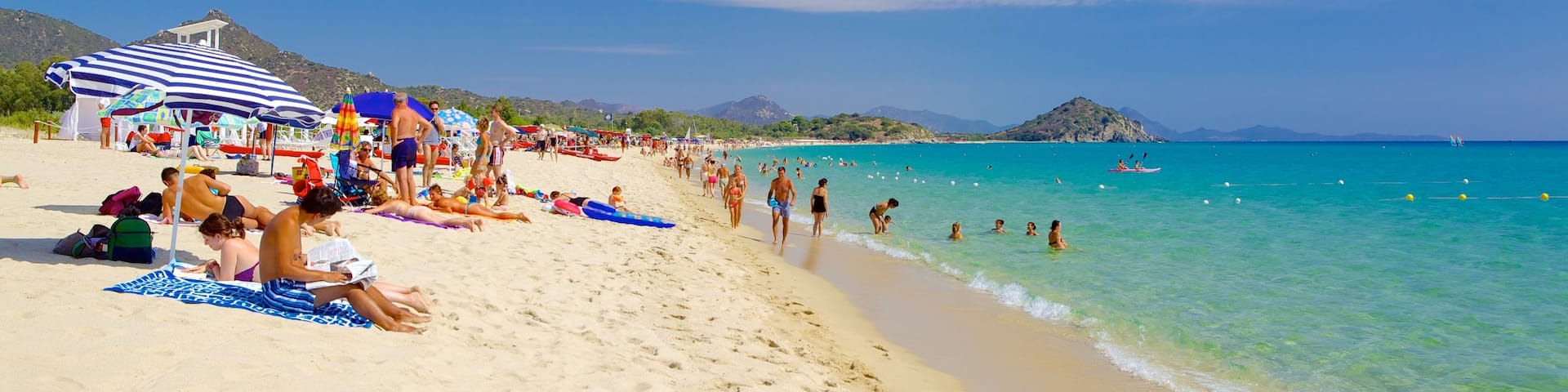 Cala Sinzias mit einem Strand sowie große Menschengruppe