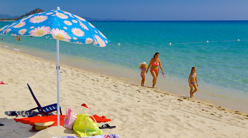 Cala Sinzias ofreciendo una playa de arena y también una familia