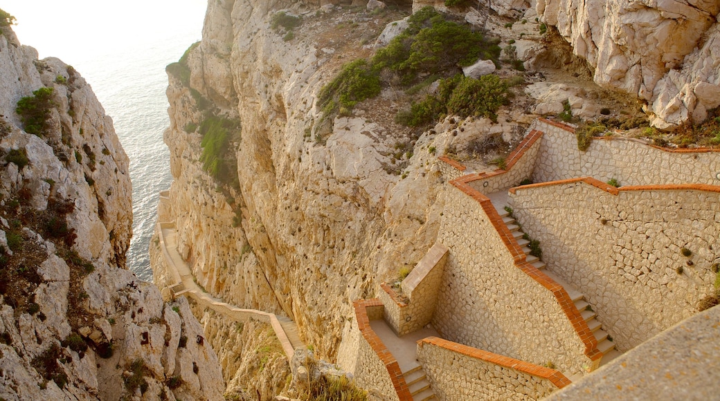 Capo Caccia bevat rotsachtige kustlijn en een kloof of ravijn