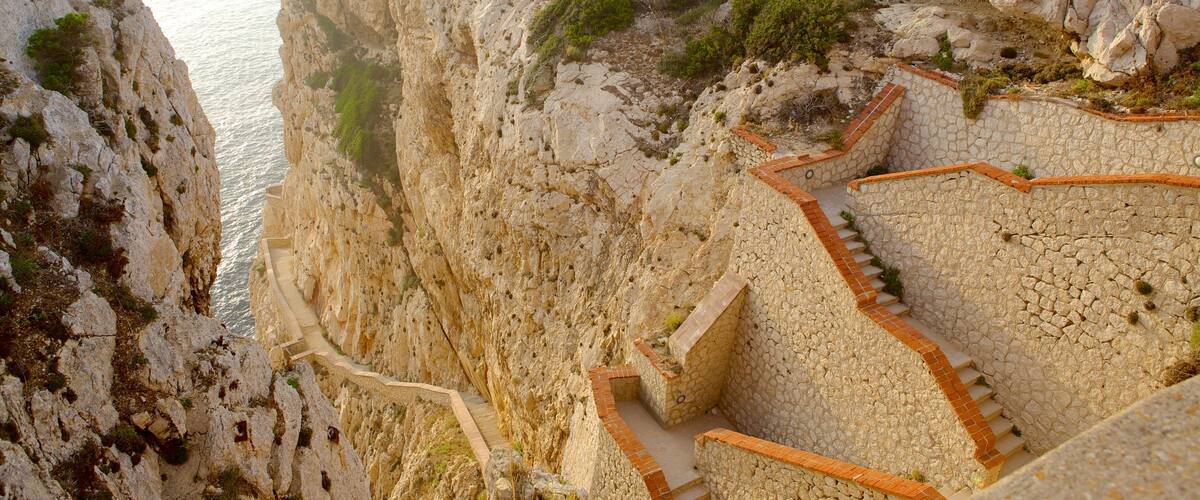 Capo Caccia montrant gorge ou canyon et cĂŽte rocheuse