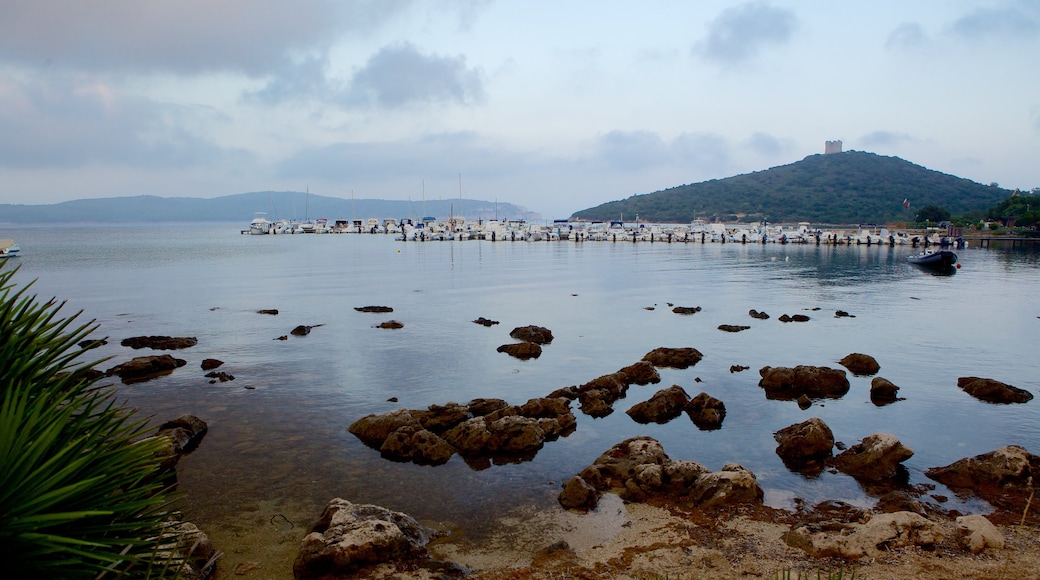 Capo Caccia som inkluderer stenete kystlinje