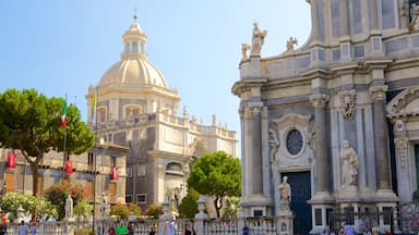 Cathedral Square which includes a church or cathedral, religious elements and heritage architecture