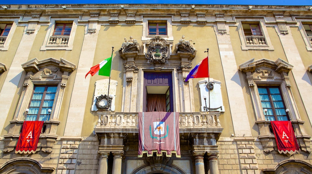 Piazza Duomo presenterar historisk arkitektur