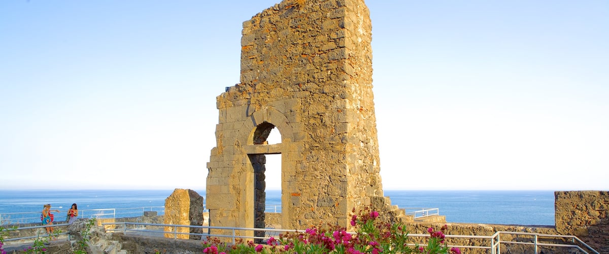 Aci Castello mettant en vedette patrimoine architectural, fleurs et bĂątiments en ruines