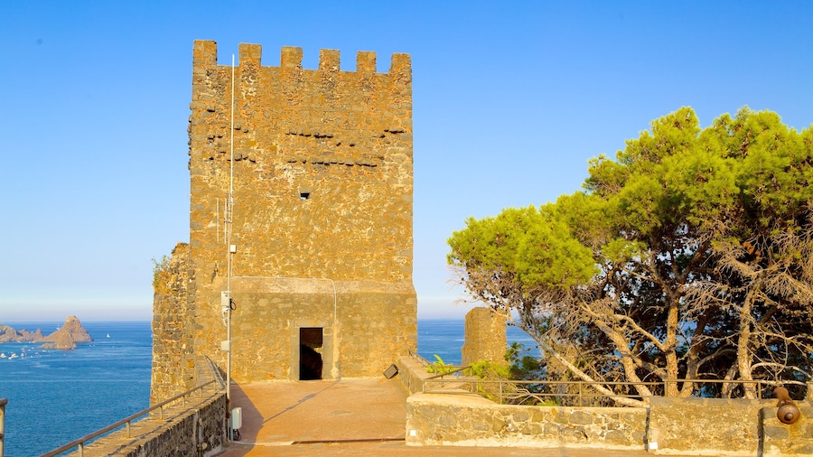 Aci Castello cho thấy lâu đài và kiến trúc di sản