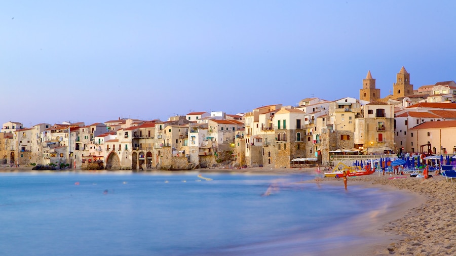 Cefalu inclusief een kuststadje en een zandstrand