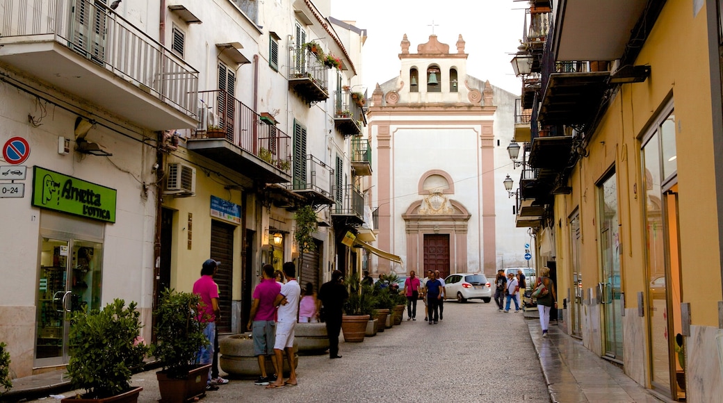 Monreale showing street scenes