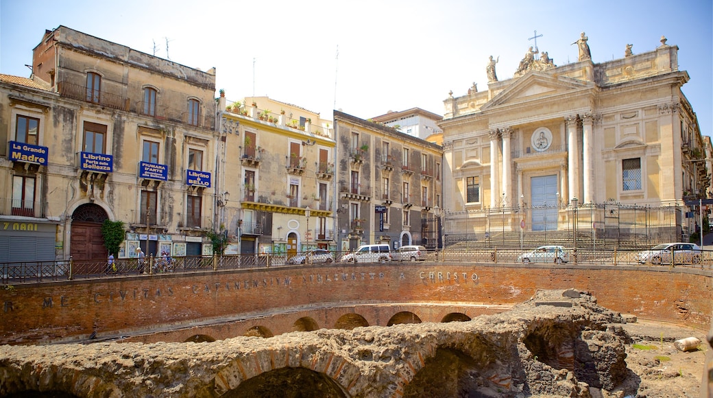 Anfiteatro romano ofreciendo una ruina y arquitectura patrimonial