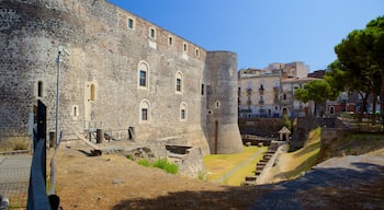 Castello di Ursino mostrando castello e architettura d\'epoca