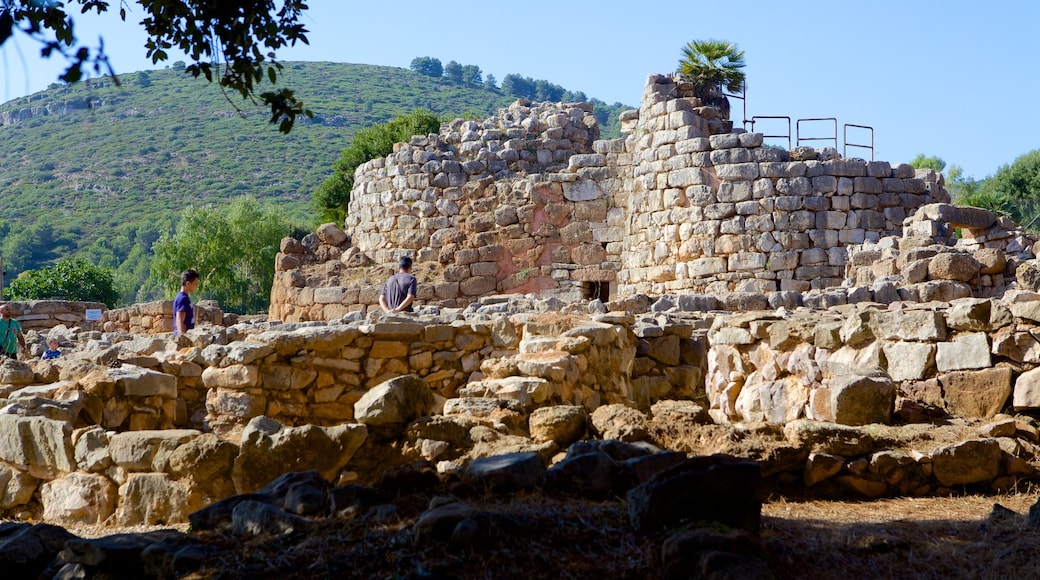 Nuraghe di Palmavera inclusief historische architectuur en vervallen gebouwen