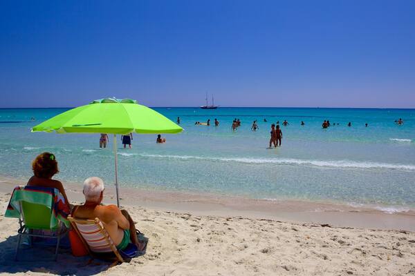 Plage de Simius montrant baignade et plage aussi bien que couple