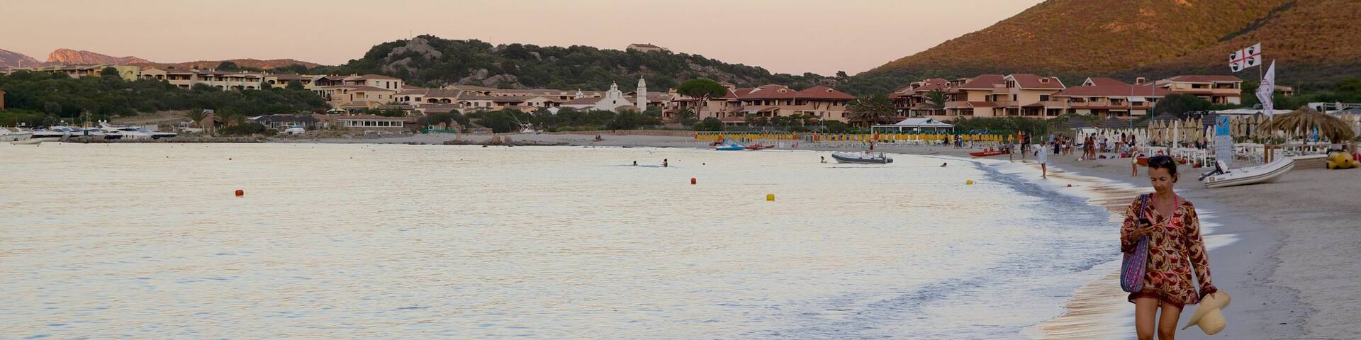 La Marinella das einen Sandstrand, Sonnenuntergang und Küstenort