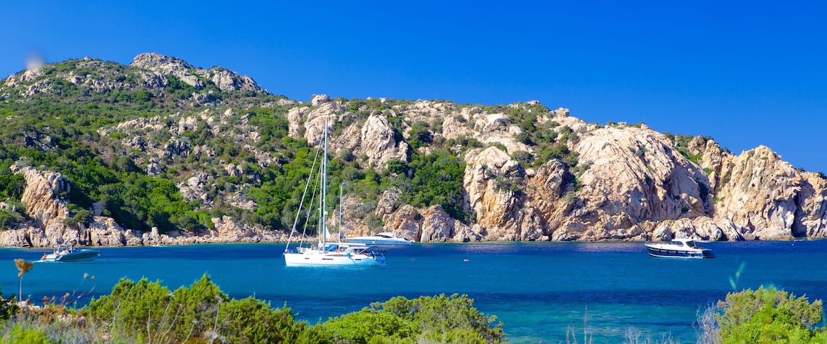 Plage de Romazzino qui includes cĂŽte rocheuse