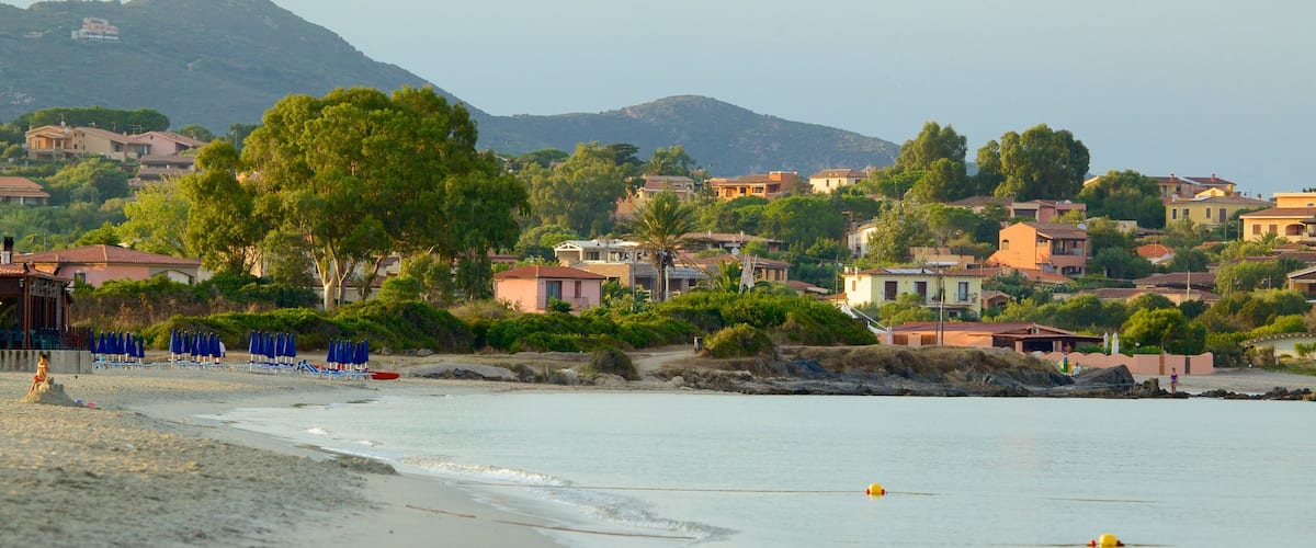 Praia Pittulongu que inclui uma cidade litorânea e uma praia de areia