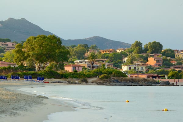 Plage de Pittulongu qui includes ville côtière et plage