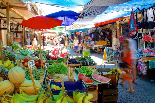 Mercato di Ballarò mit einem Straßenszenen, Speisen und Märkte