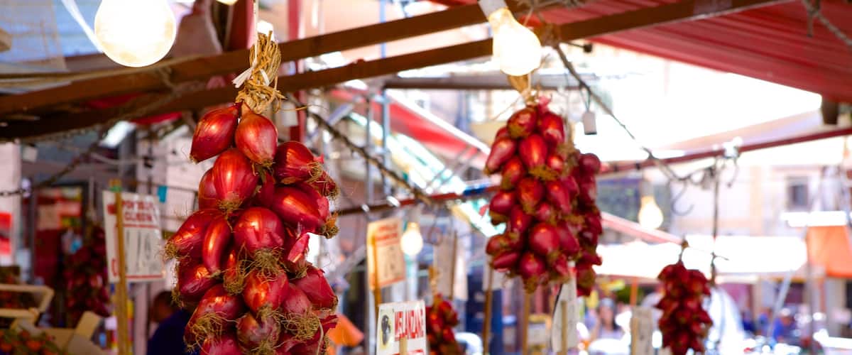 Mercato di Ballarò mostrando cibo